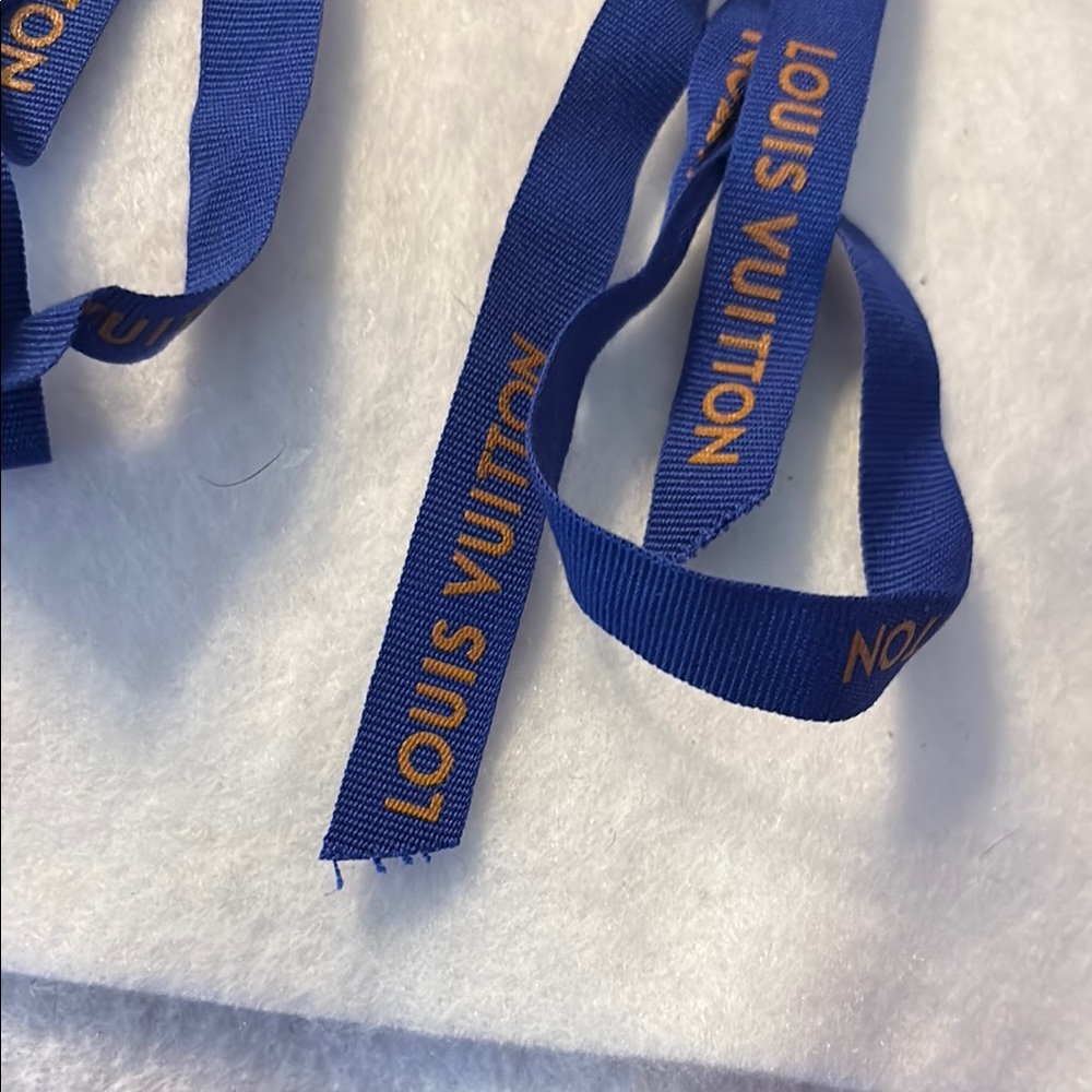 Louis Vuitton Blue Ribbon Set - Picture 7 of 8